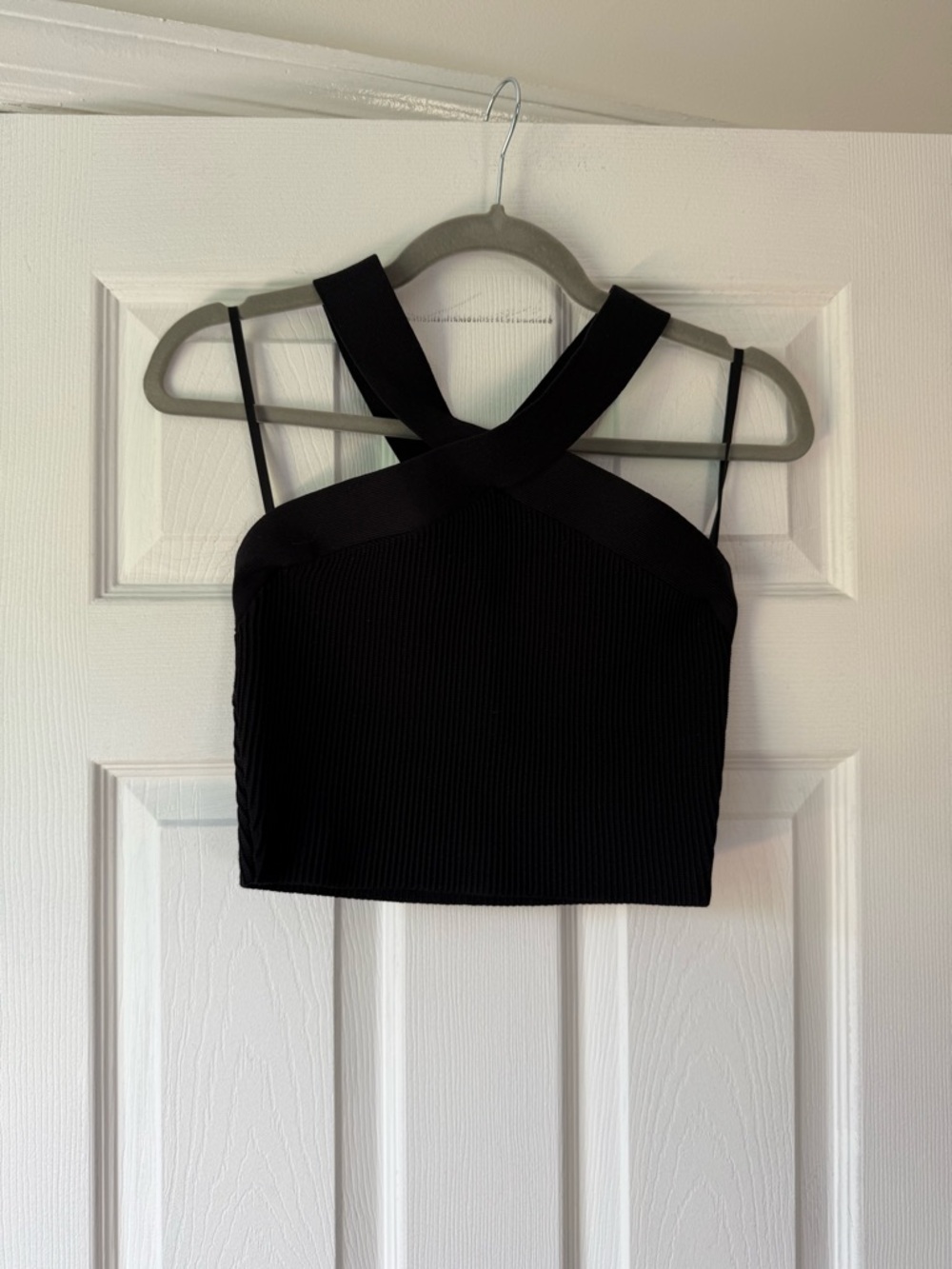Sculpt Knit Criss Cross Cropped Tank Size Medium in Black
